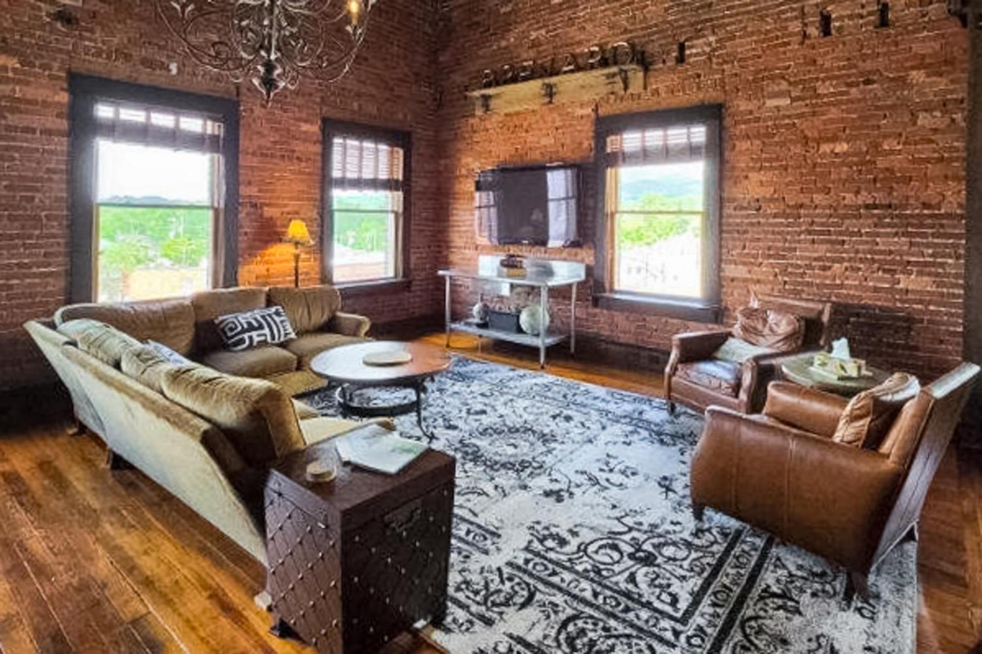 Brick Loft Penthouse On Main Apartment Brevard Exterior photo